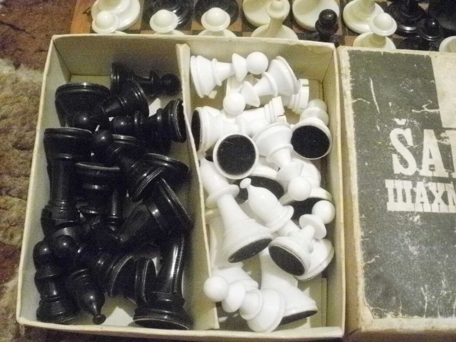 Шахи.AUSMA RIGA LATVIA USSR та інші всього 80 фігурок.Дошка.Договірна.