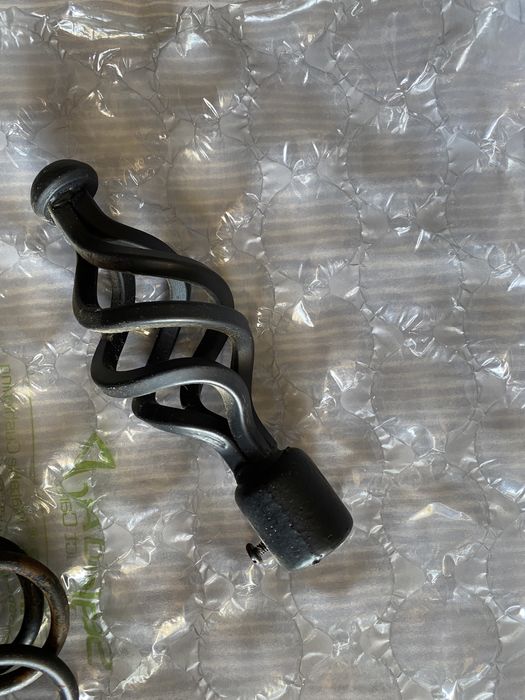 3 suportes de parede, 1 terminal, 23 argolas, tudo em ferro forjado