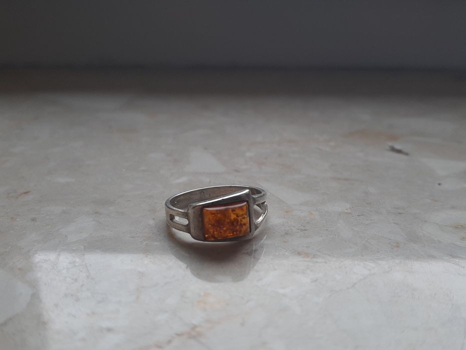 Pierścionek srebrny z bursztynem 925