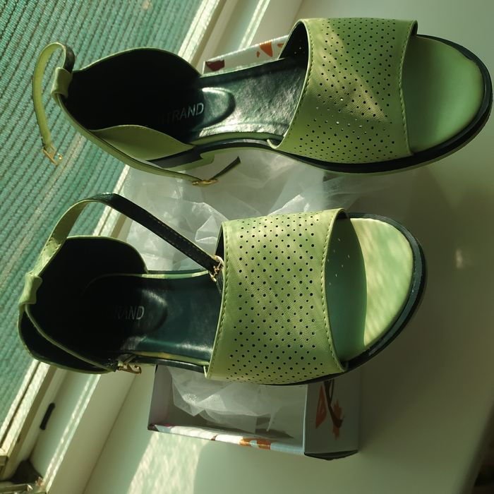 Женские босоножки