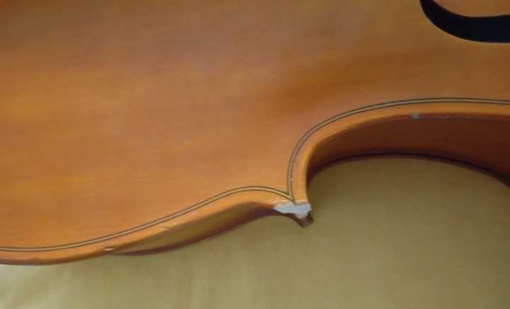 Vendo violoncelo tamanho 1/2, em bom estado geral, com alguns sinais normais de utilização, mais arco, capa protetora da Rapsody e fita.