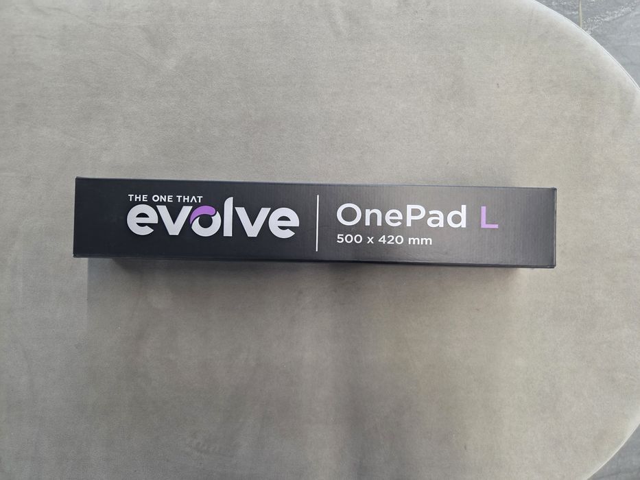 Ігровий килимок для миші Evolve OnePad L розміром 500 х 420 мм.