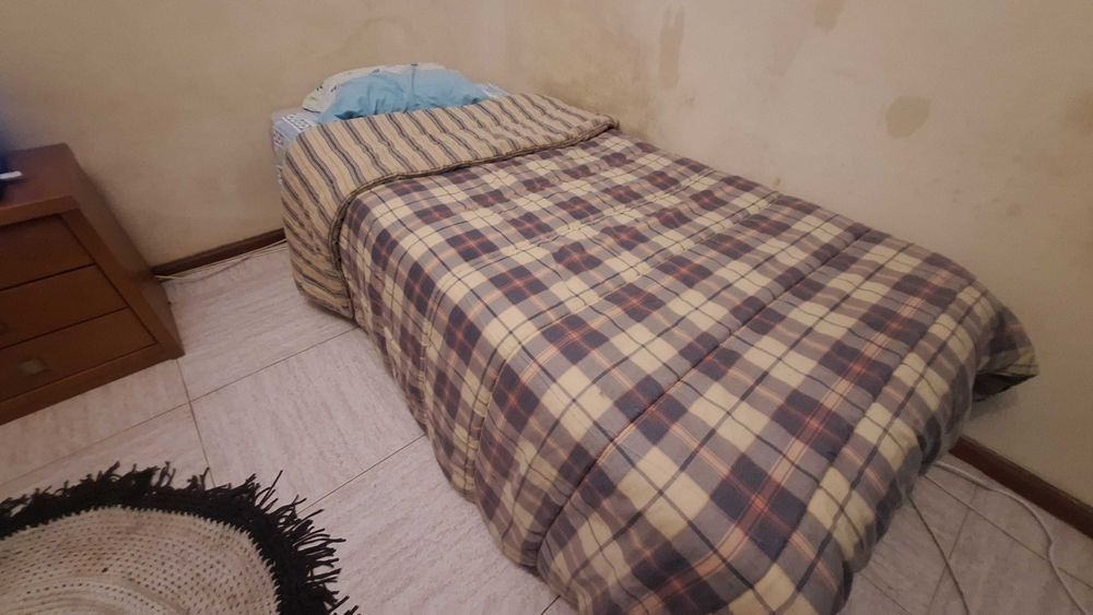 Quarto bem localizado perto de transportes.