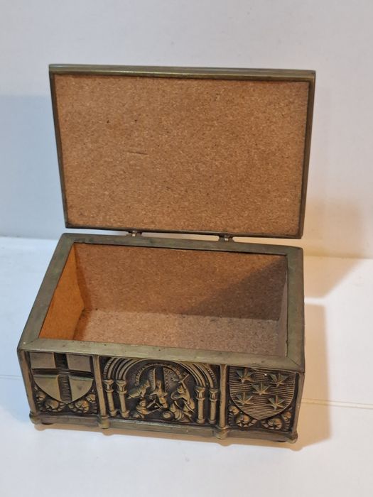 Guarda joias antigo em bronze