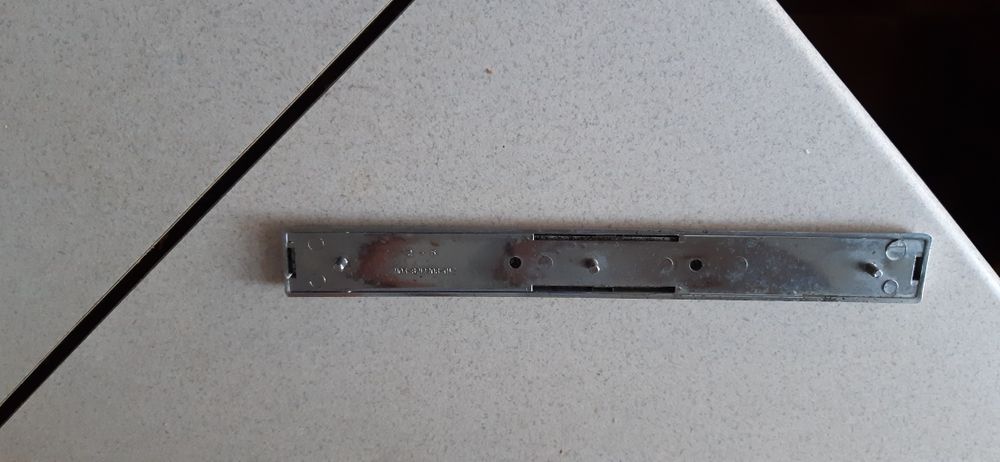 Tabliczka z nazwą marki.