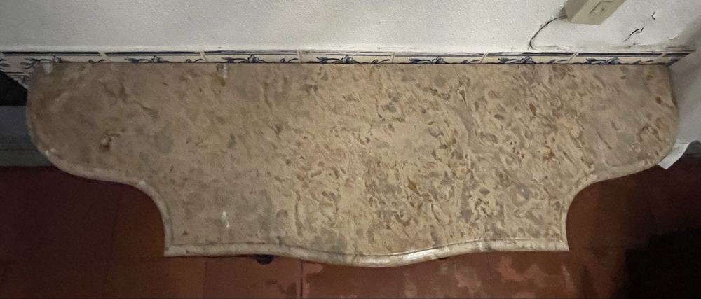 Mesa de entrada com tampo de pedra natural