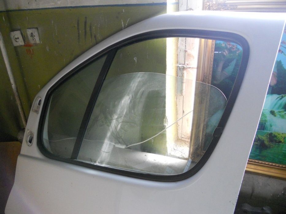 Стекло передней двери на Renault Trafic, Opel Vivaro, Nissan Primastar