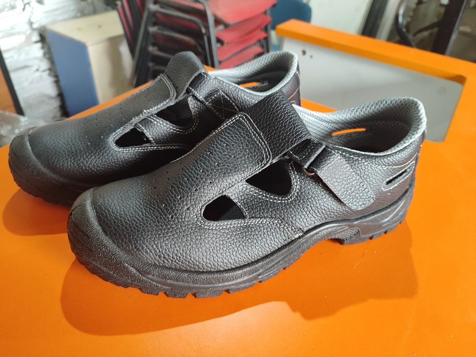 Робочі сандалі з металевим носком 46 розміру