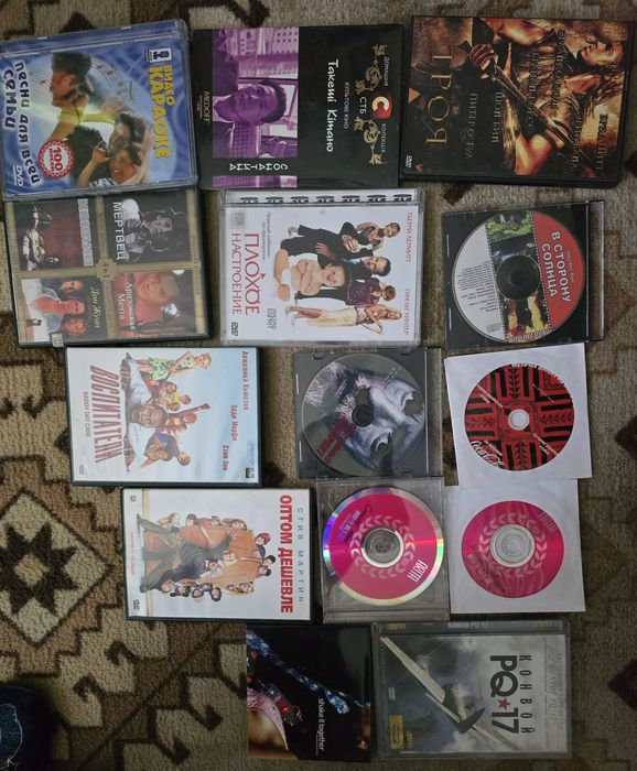 DVD та CD диски з фільмами та мультфільмами
