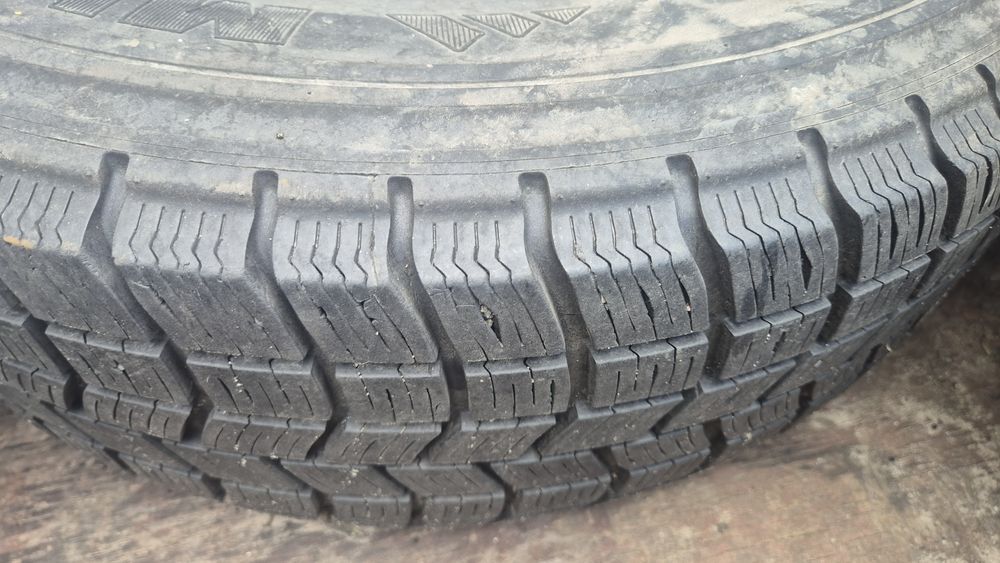Opony Michelin Alpin 4x4, 215/70 16R.