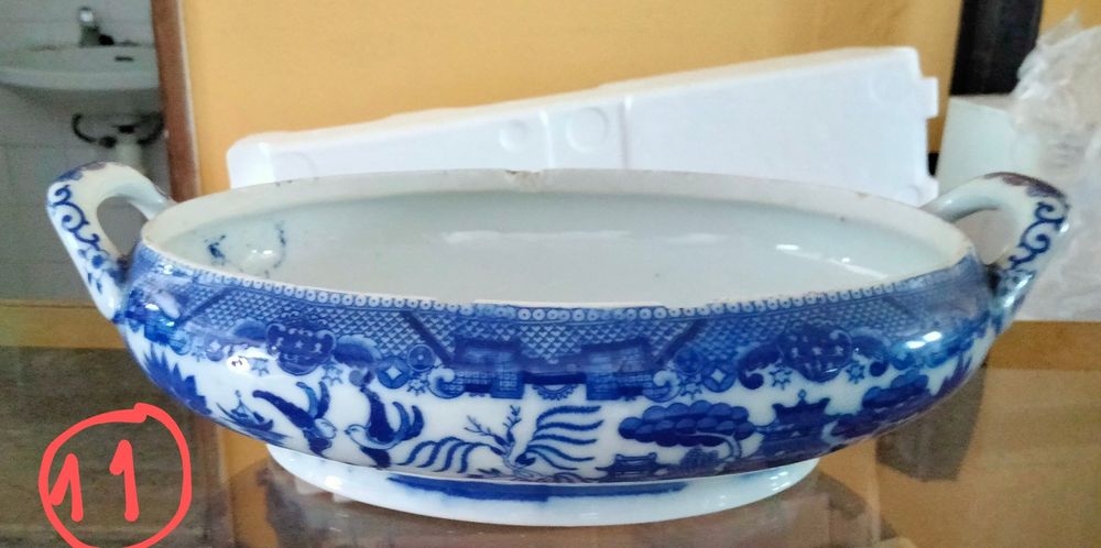 Terrinas e pratos em loiça pintada