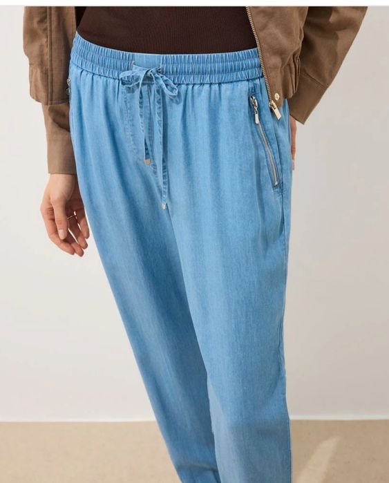 Spodnie typu joggery.