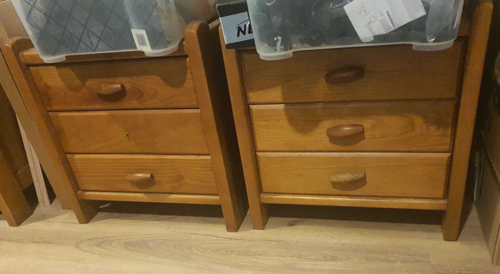 Mobília de quarto em Pinho para despachar - RESERVADO