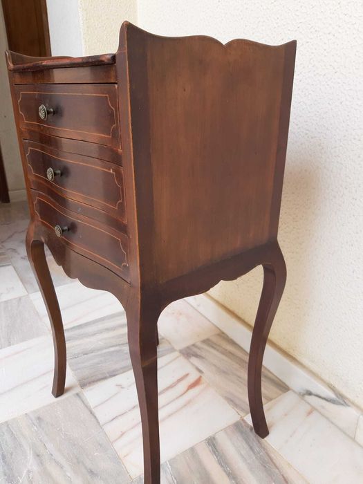 Mesa de cabeceira, apoio sofá estilo Luís XV ou Inglês?