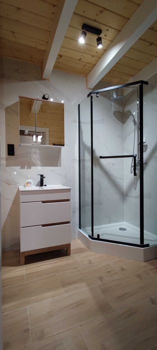 Biały Domek nad jeziorem Serwy z własną linią brzegową