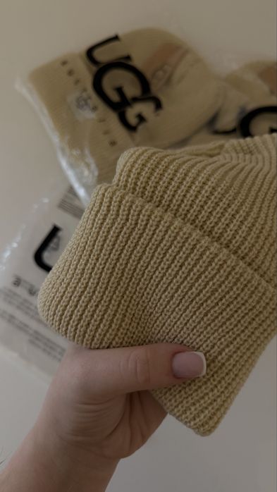Шапки UGG нові по мінімальній ціні