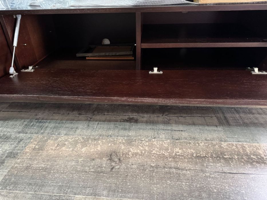 Móvel para TV cor castanho escuro. Muito bonito e moderno.