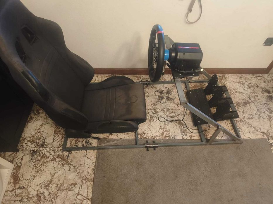 Simulador com volante e set pedais
