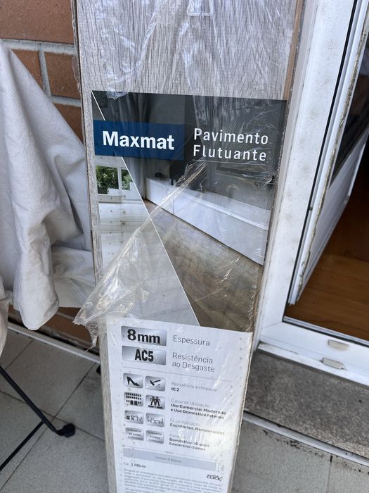 Pavimento flutuante cinza