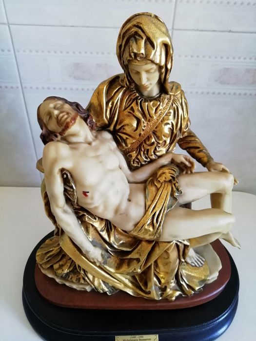 Estatueta La Pietá