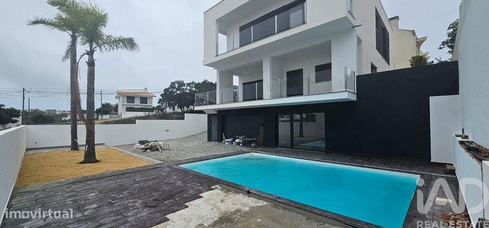 Casa / Villa T4 em Charneca De Caparica E Sobreda de 260,00 m2