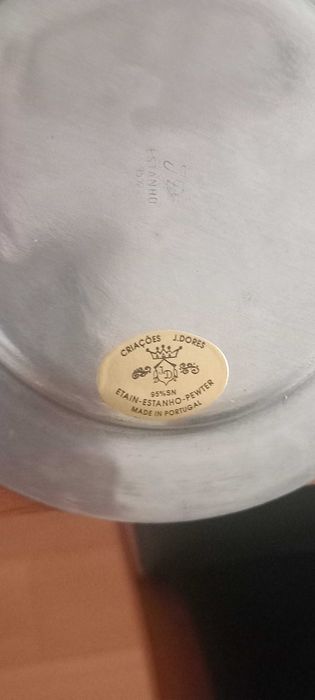 Conjunto de pratos em estanho com carimbo sobre a cidade do porto.