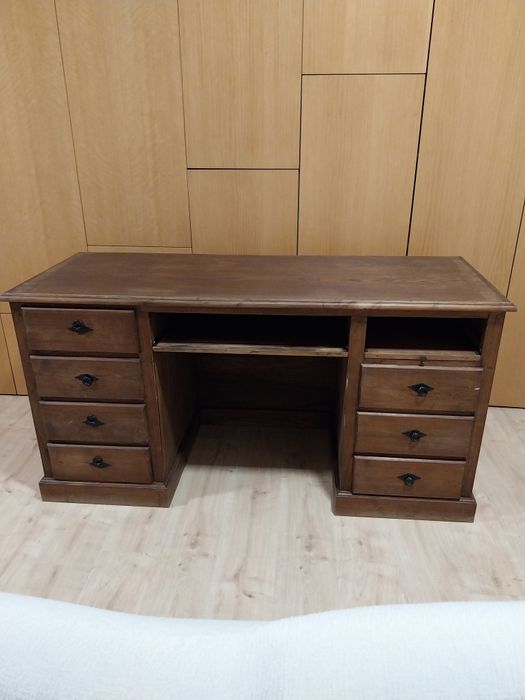 Secretária em madeira de castanho. 1,57m x 0,60 x 0,80 altura