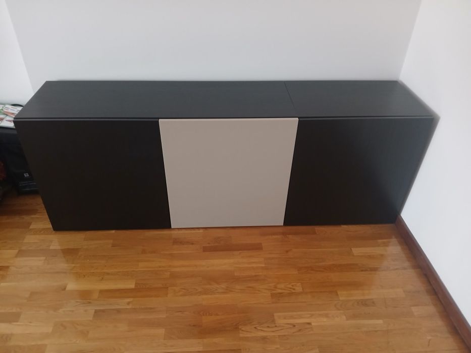 Aparador sala com 3 portas e prateleiras. Castanho e bege