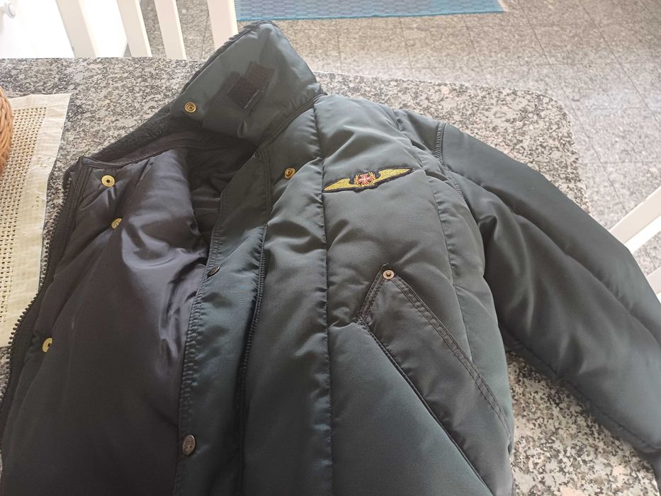 Diversos equipamentos para moto, em cores variadas.