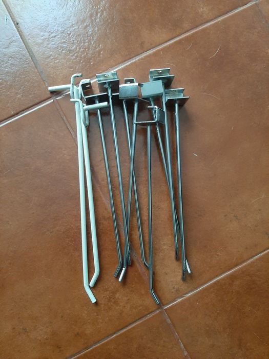 Ganchos para prateleiras