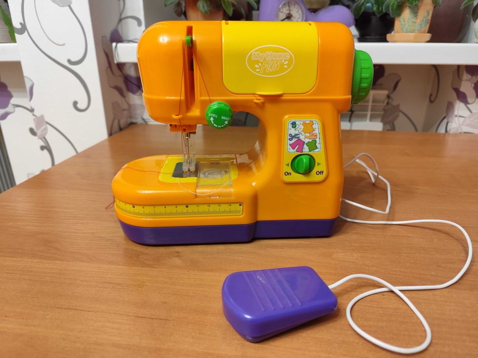 Детская швейная машинка. На батарейках. Рабочая.
