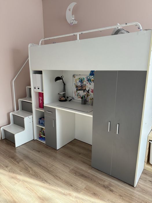 Łóżko piętrowe ze schodami szafą i biurkiem