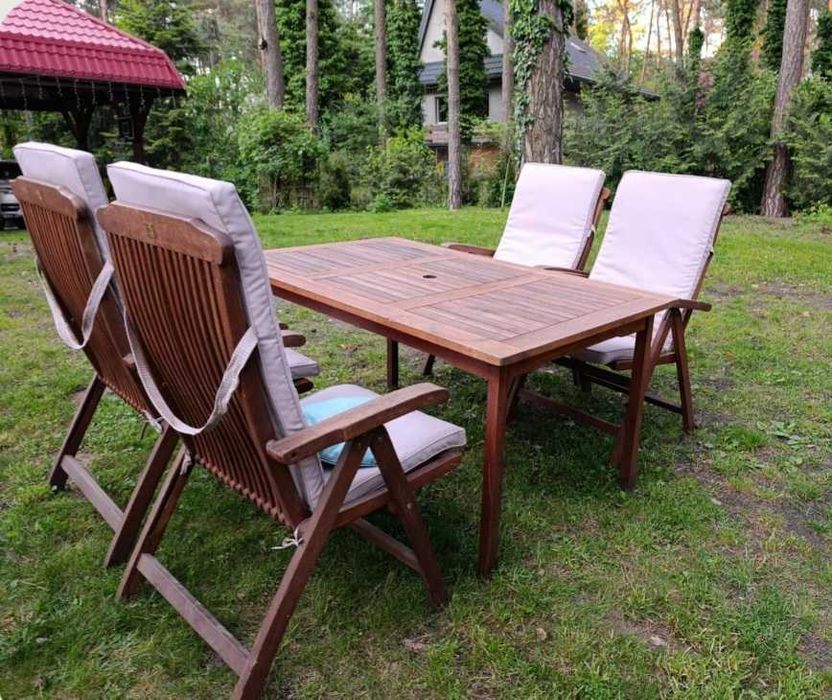 Stół z 4 krzesłami i poduszkami na taras komplet meble ogrodowe