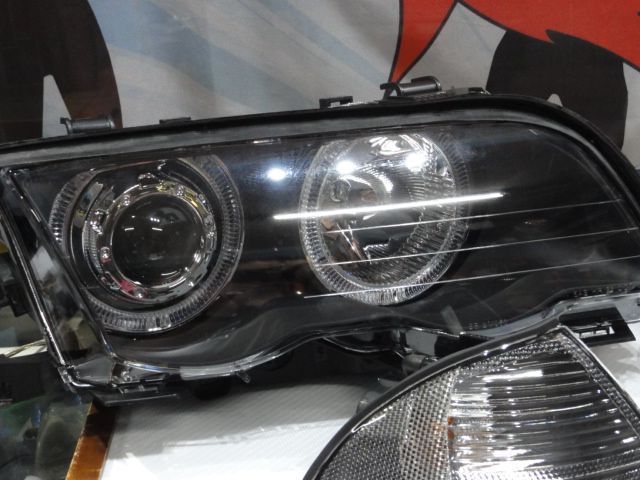 Farois angel eyes BMW E46 4 portas / limosine 98-01 fundo preto com angel eyes em branco