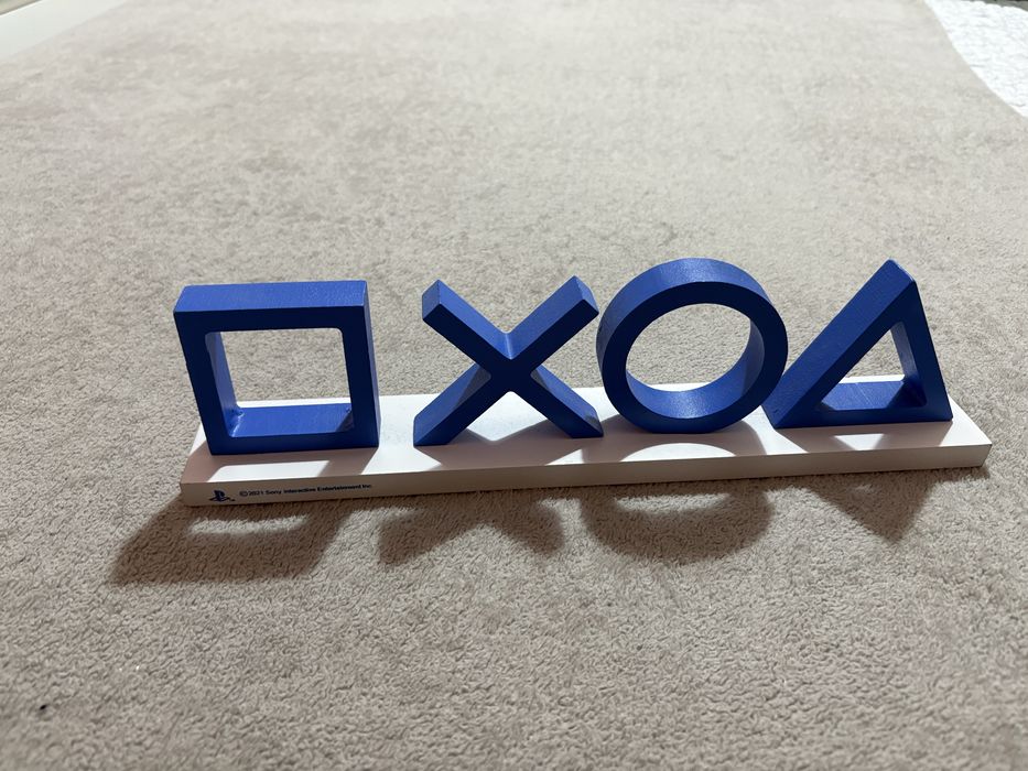 Simbolo Playstation em madeira