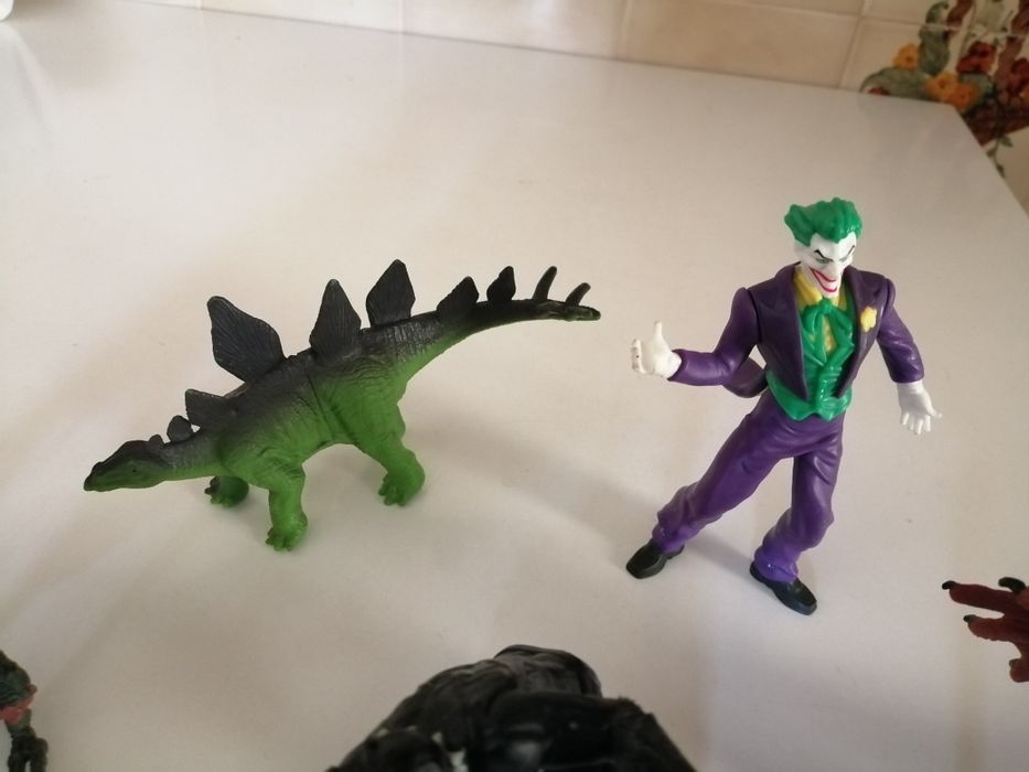 Bonecos e figuras vários