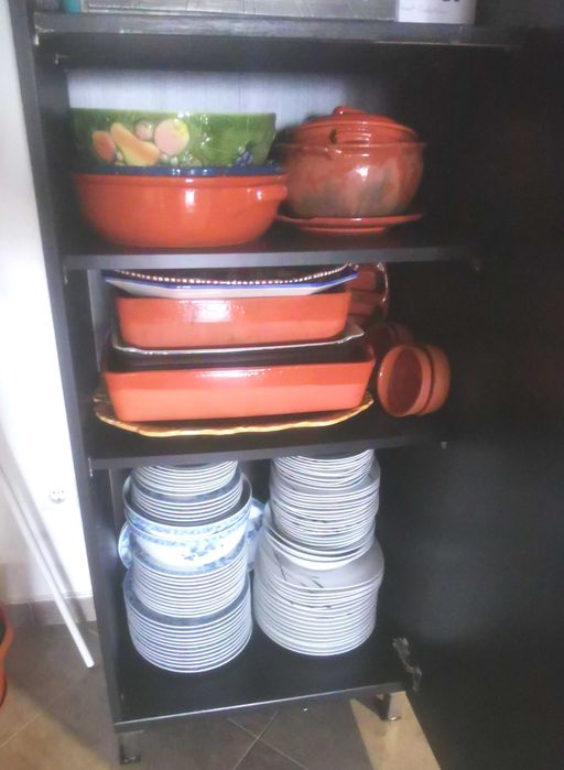 Móvel de sala com bastante arrumação,da para colocar porta de vidro,alterar altura das prateleiras, colocar gavetas bastante versátil.