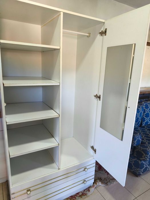 Roupeiro branco com espelho