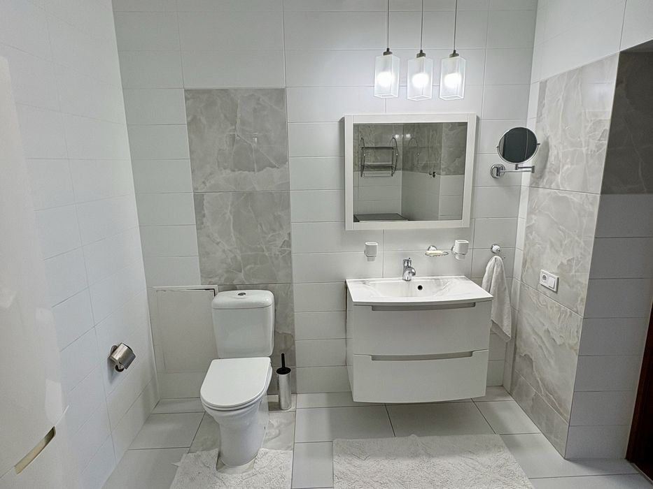 Продам 2-во поверхову квартиру в центрі міста