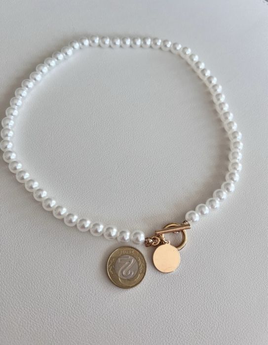 Naszyjnik z pereł ,wisior koloru złotego