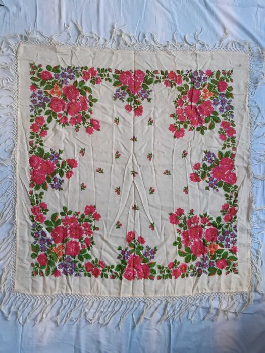 3. Хустина, хустка біла, розмір 90 см х 95 см, часів СРСР