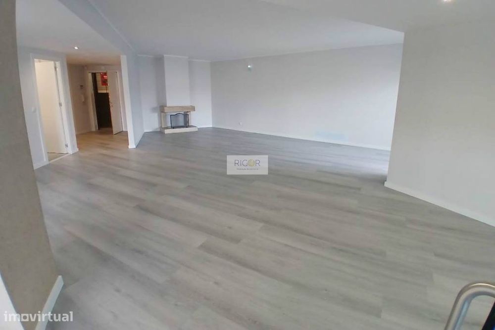 Apartamento T4 remodelado com garagem em Braga