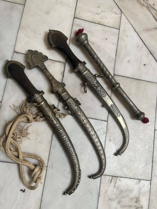 Adagas Árabes e lima para afiar