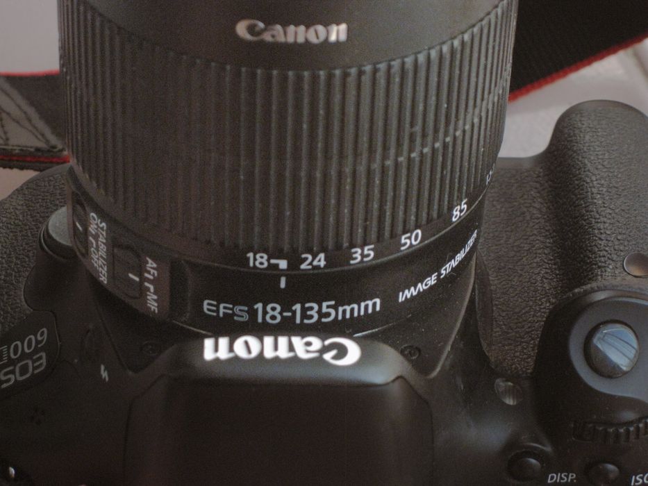 Canon eos 600D + objectiva EF-S 18-135mm f3.5-5.6 + carregadores