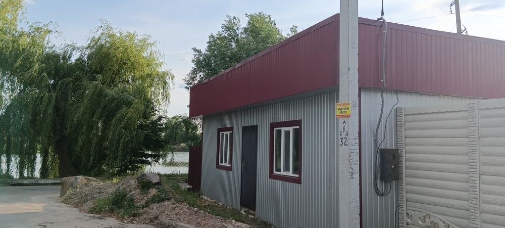 Приватизована земельна ділянка.з приміщенням для магазину.