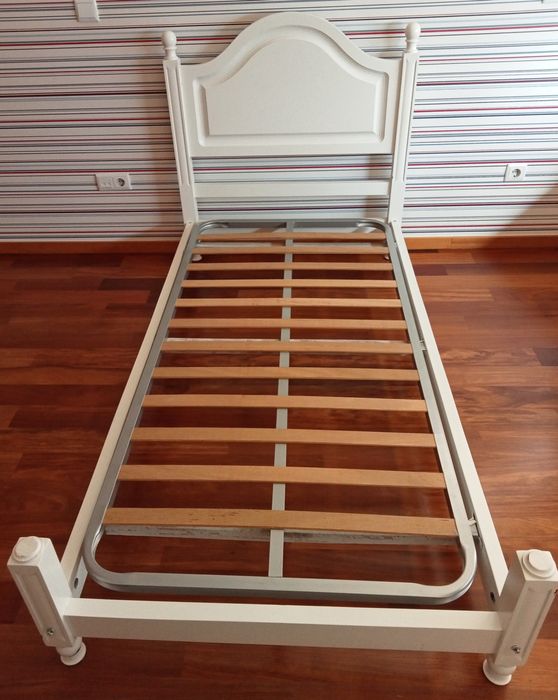 Cama em madeira maciça lacada a branco