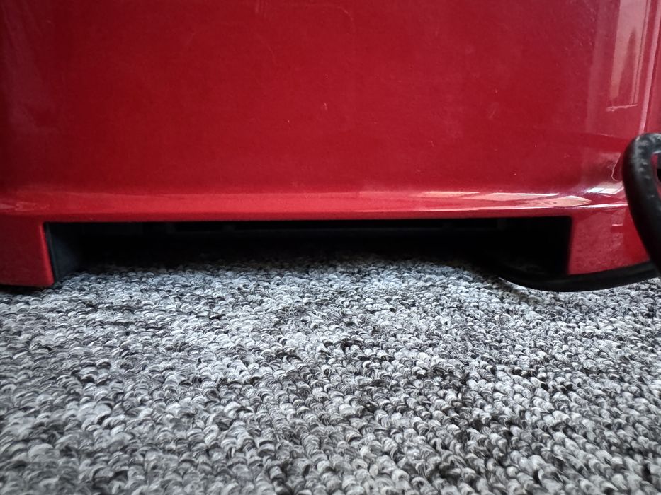 Тостер KitchenAid Artisan 5KMT2204E червоного кольору.