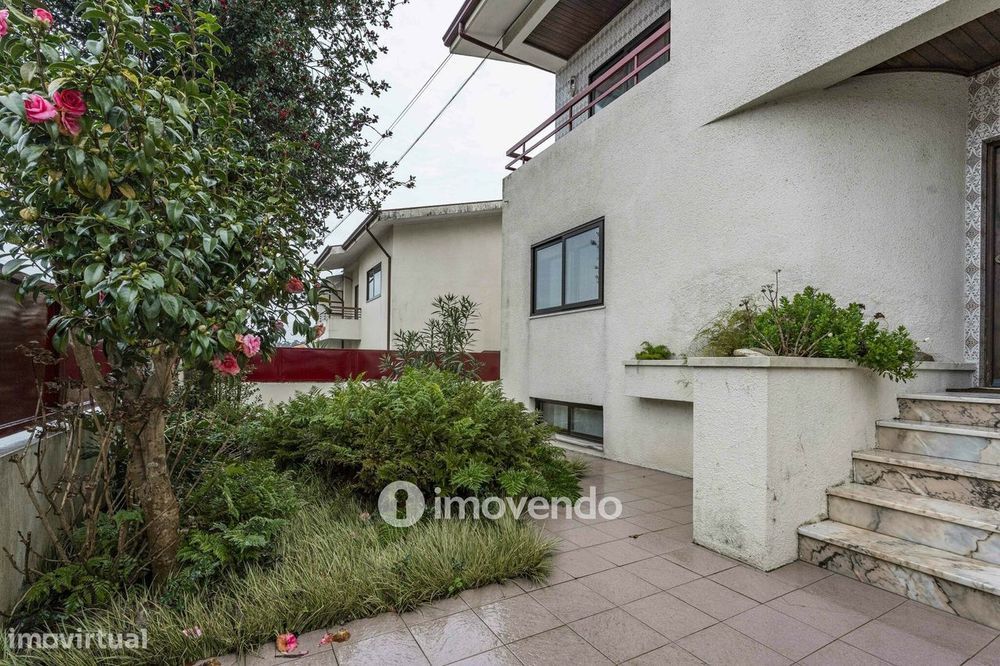 Moradia T4 com áreas amplas, garagem e jardim, na Maia