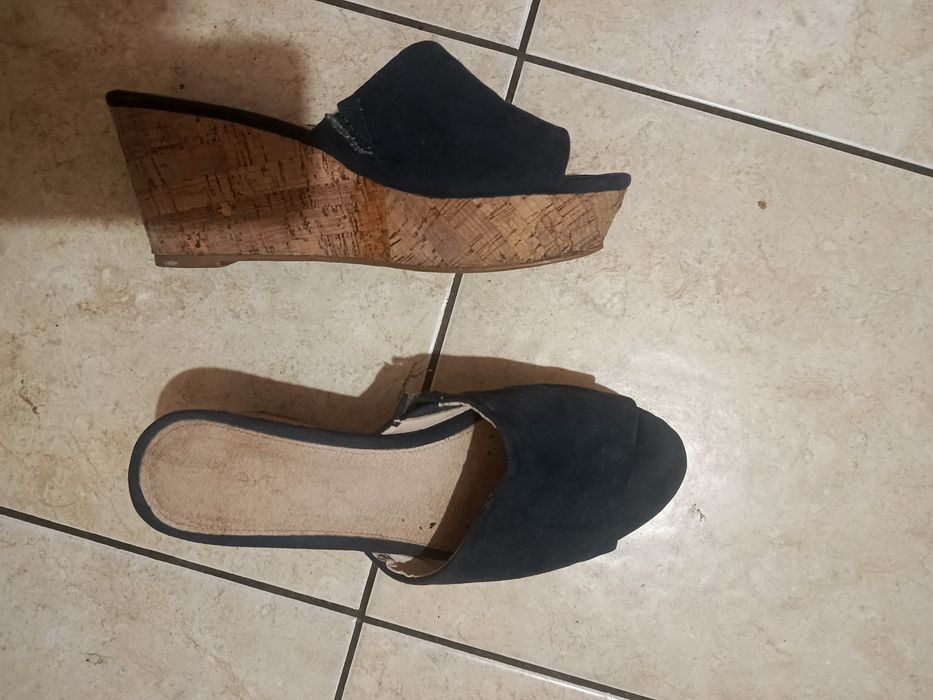 Почти новые натуральные шлепки на платформе