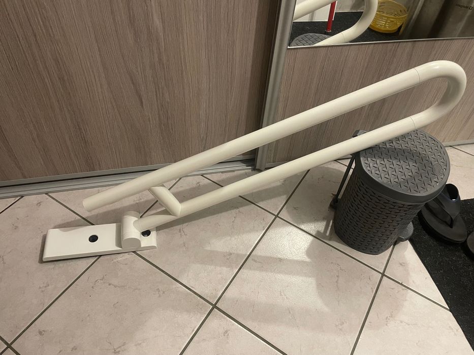 HEWI uchwyt łazienkowy 85 cm z podporą podłogową – profesjonalny